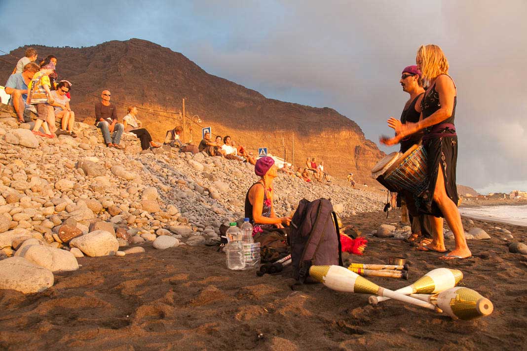 Trommelaars bij zonsondergang op La Gomera