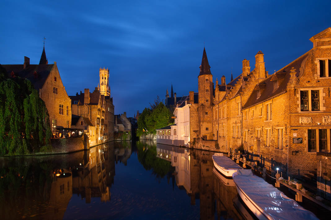 De Rozenhoedkaai in de schemering, Brugge