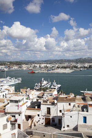 Uitzicht op de wijk Sa Penya en de haven van Eivissa