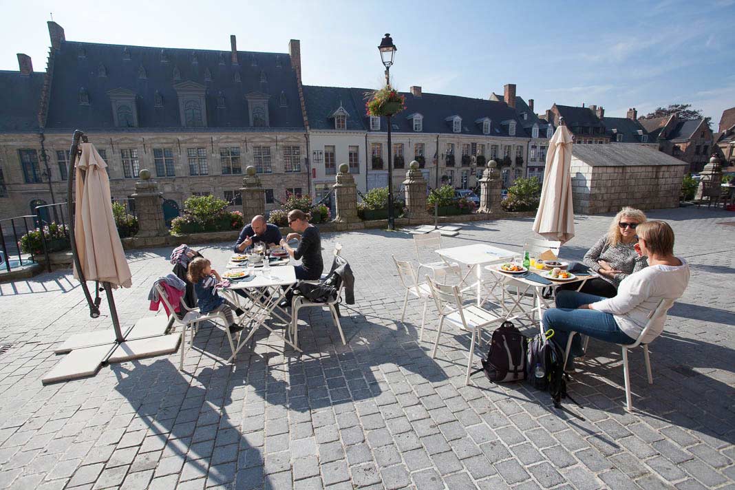 Het terras van estaminet Kerelshof, Cassel, Frans-Vlaanderen