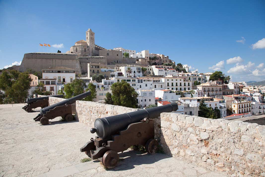 Zicht op de oude stad van Eivissa