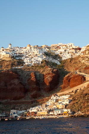 Zicht vanaf zee op Oía op Santorini