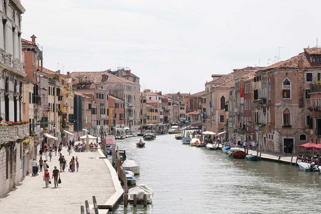 De wijk Cannaregio in Venetie