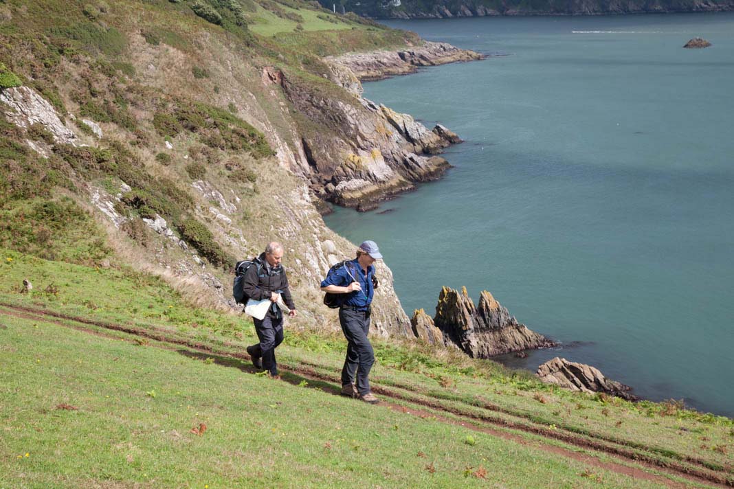 Wandelaars op het kustpad in Devon