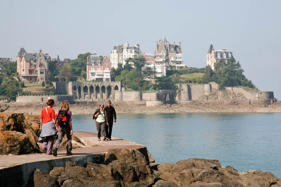 Wandelpad langs zee, richting Pointe de la Malouine, Dinard