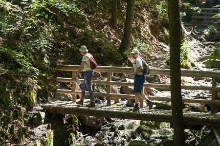 Wandelaars op een brug in het dal van de Ninglinspo, Ardennen