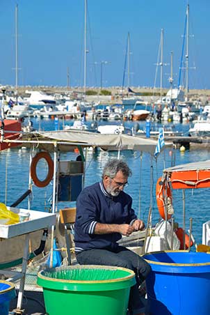 Visser in de haven van Rethymnon, Kreta © Discover on foot