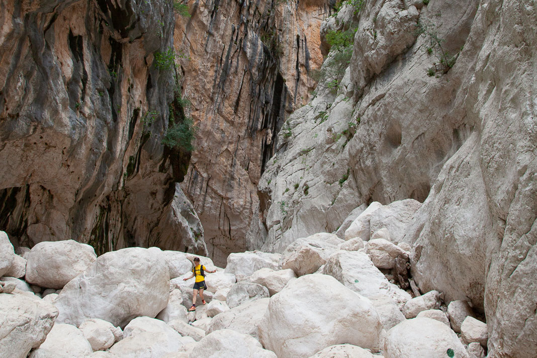 Wandelaar in de Gorropu-kloof Sardinië