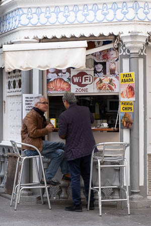 Mannen drinken koffie in Santa Cruz de la Palma