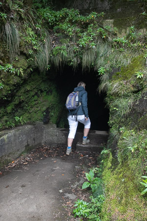 Door de tunnel op weg naar het Folhadal, Madeira