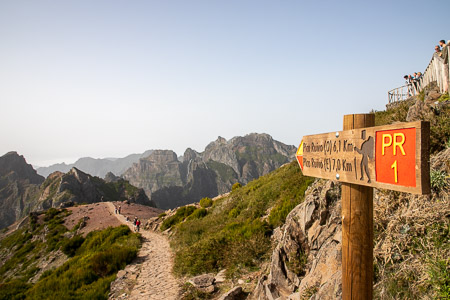 Bewegwijzering van de wandelroutes tussen Pico Ruivo en Pico do Arieiro op Madeira