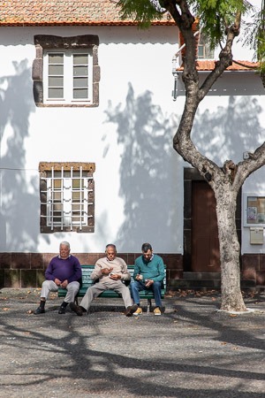 Locals op de bank in Machico, Madeira