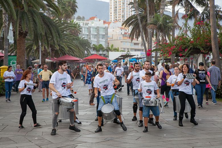 Percussieband trekt spelend door de straten van Puerto de la Cruz