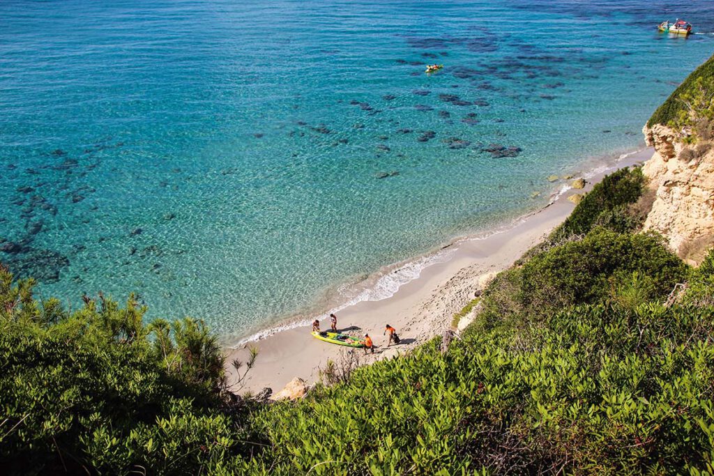 Strand op Menorca ©Joan Mesquida (Unsplash)