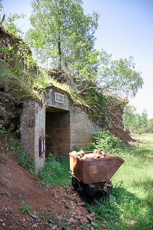 Wagonnetje bij de ingang van de oude mijn in natuurgebied Prënzebierg - Giele Botter