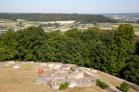 De ruïne van het Kasteel van Dudelange op de Mont Jean