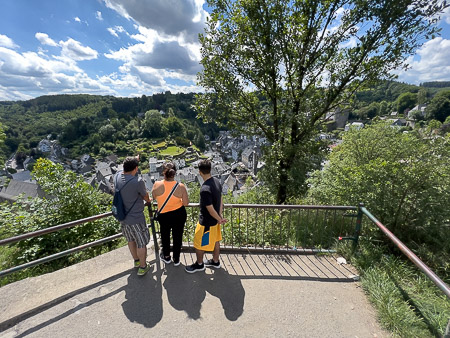 mensen op het uitzichtplatform bij de Haller ruïne in Monschau