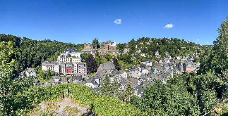 Uitzicht op het kasteel en op Monschau
