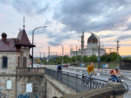 Fietsers op de brug in Dresden met op de achtergrond Yenidze