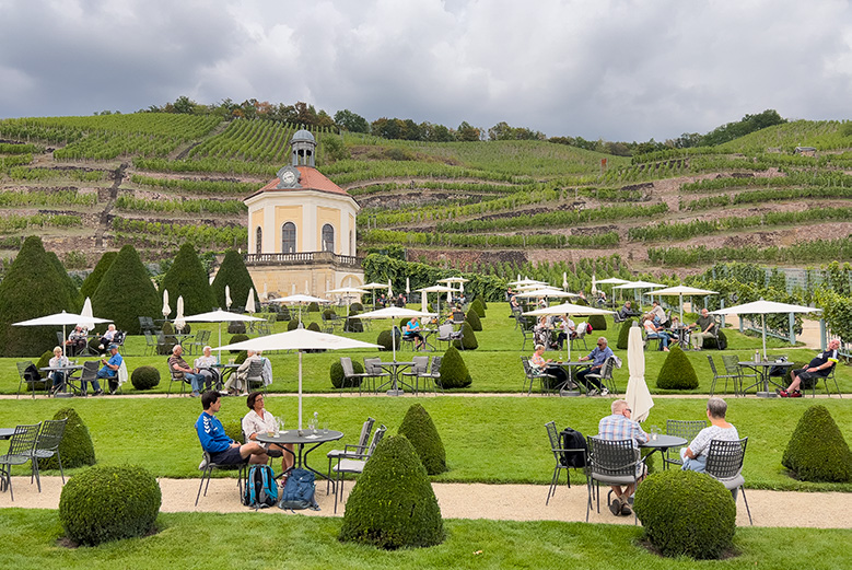 Mensen op het terras van Schloss Wackerbarth in Radebeul