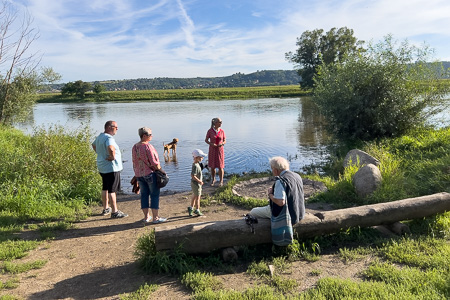 Mensen aan de oever van de Elbe in Radebeul