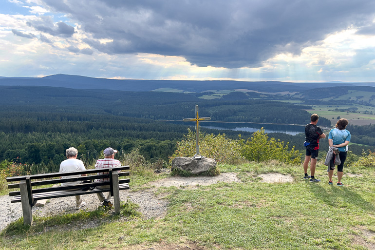Mensen genieten van het uitzicht bij uitkijkpunt Bärenstein, langs de Kammweg
