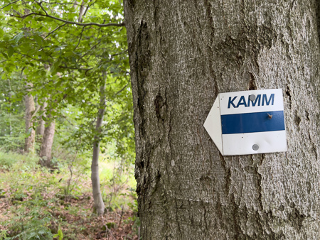 Markering van de Kammweg op een boom