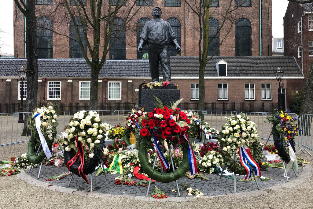 De Dokwerker monument op het Jonas Daniël Meijerplein in Amsterdam