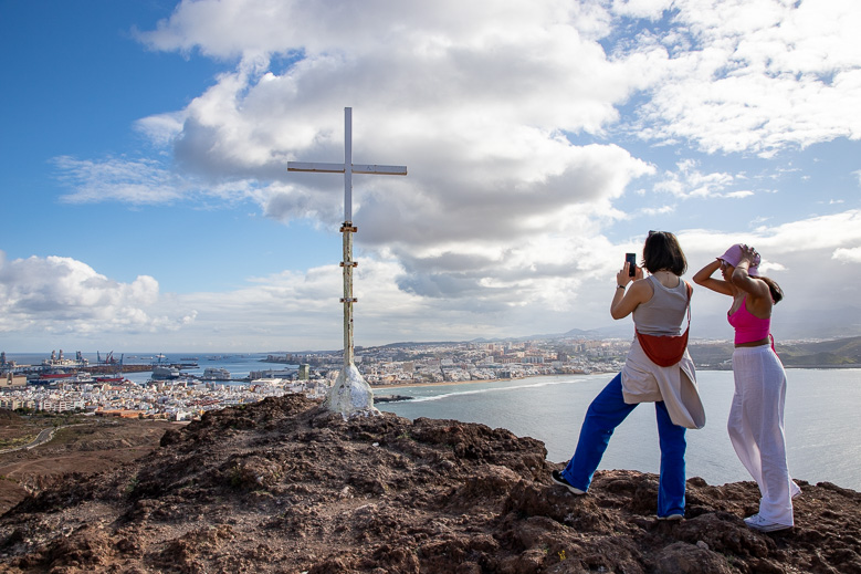 Twee vrouwen op Altos del Confital op La Isleta kijk uit over Las Palmas in Gran Canaria Noord.
