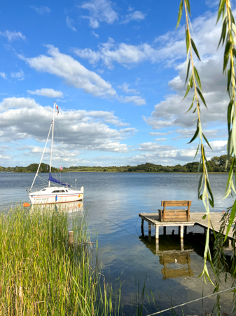 Een zeilboot ligt voor anker op de Schaalsee bij Zarrentin