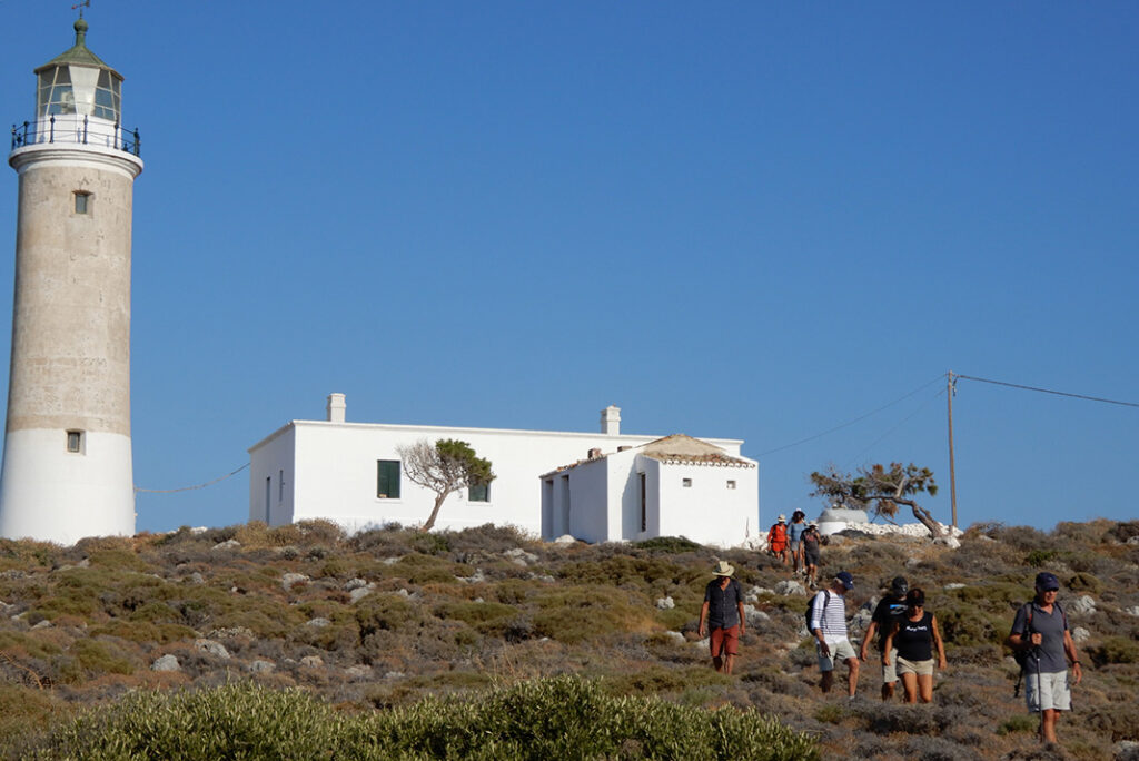 Wandelaars op Kythira bij de Moudari Vuurtoren, op de noordkaap van het eiland