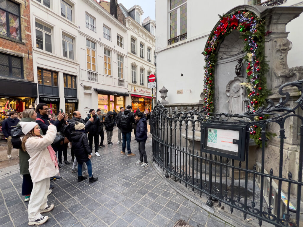 Toeristen fotograferen Manneken Pis