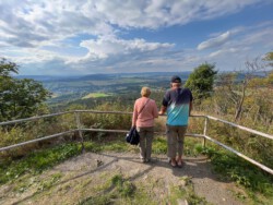Echtpaar geniet van het uitzicht op Bärenstein