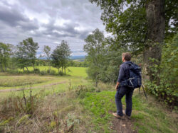 Wandelaar onderweg op de Kammweg