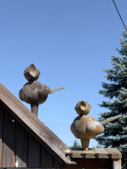 Houtsnijwerk vogels op het dak